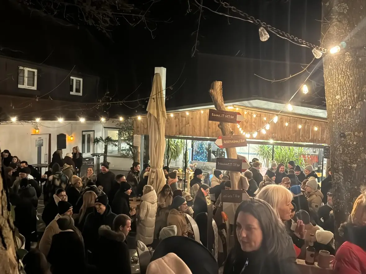 Der Blick über die Menschenmenge am Bootshaus Neuburg