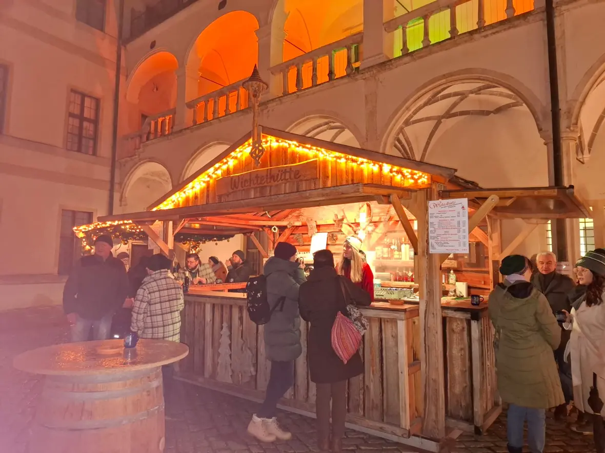 Auch oben in der Schlossweihnacht des Verkehrsvereins sind wir mit einem Stand der Wichtelhütte vertreten