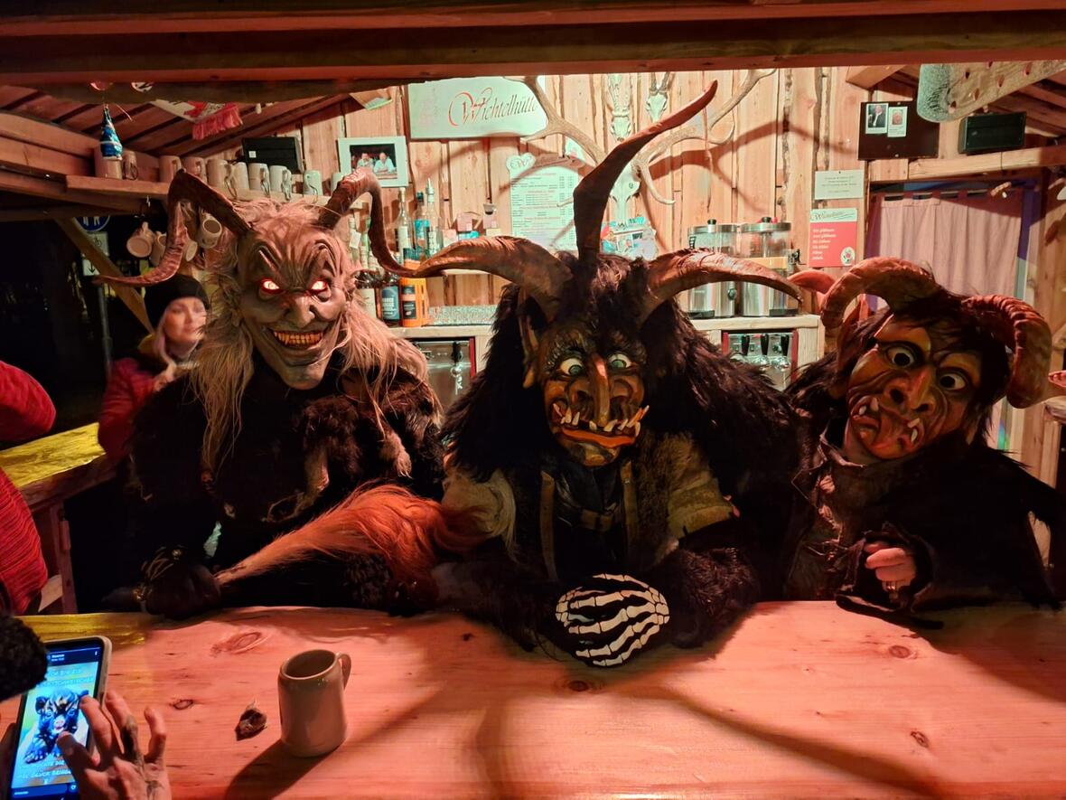 Besuch von den Krampussen, sogar hinter der Theke