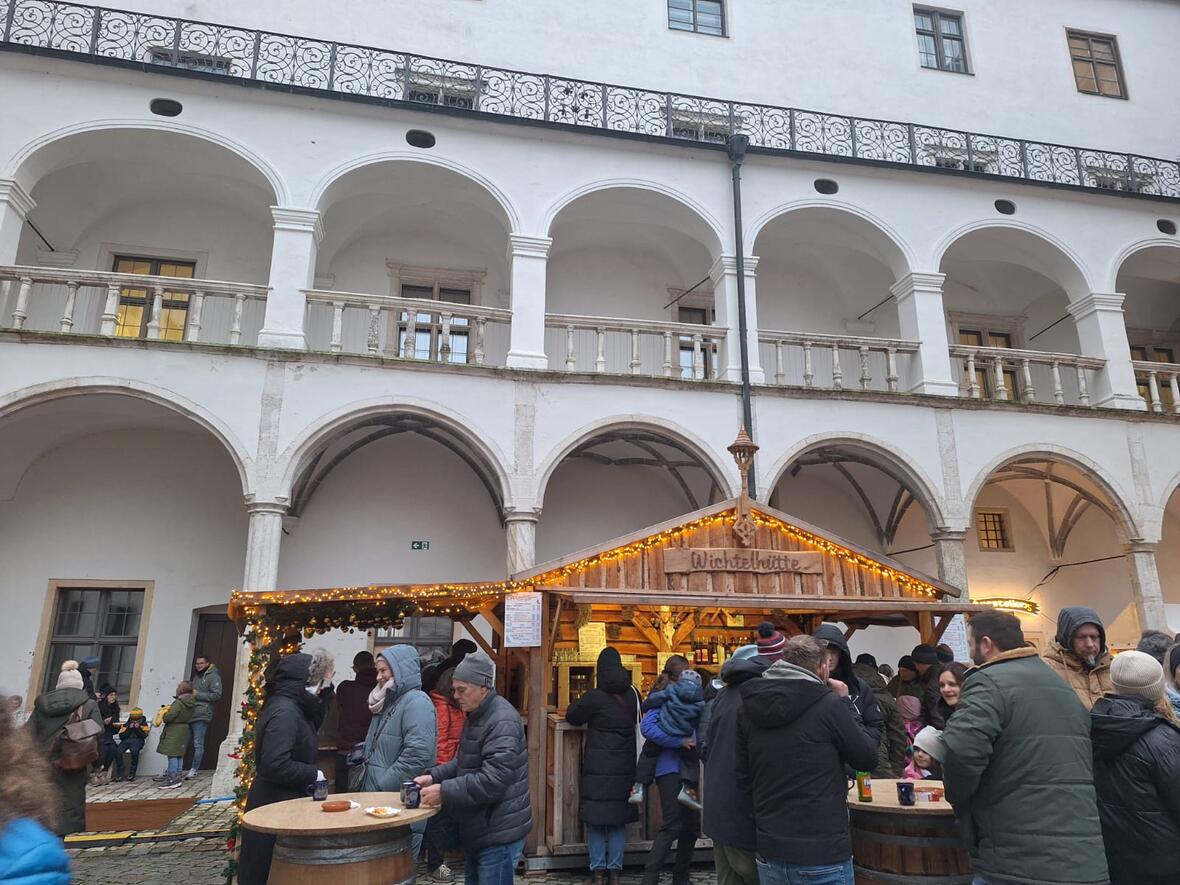 Wieder ein Blick auf die Schlossweihnacht und unserem Wichtelhütten Stand vor Ort