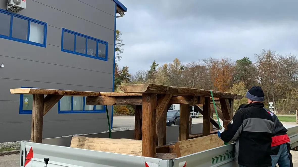 die-stehtische-werden-transportiert