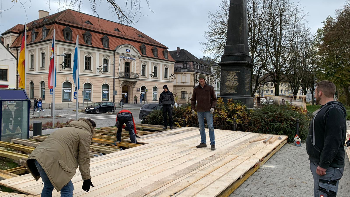 holzaufbau-vor-der-wichtelhuette