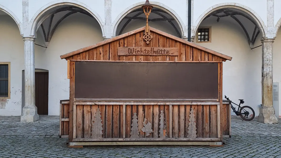 wichtelhuette-im-schlosshof-steht-auch-schon