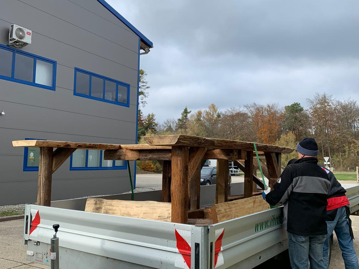 die-stehtische-werden-transportiert