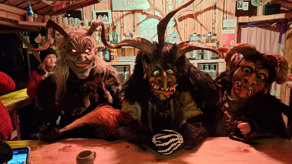 Besuch von den Krampussen, sogar hinter der Theke