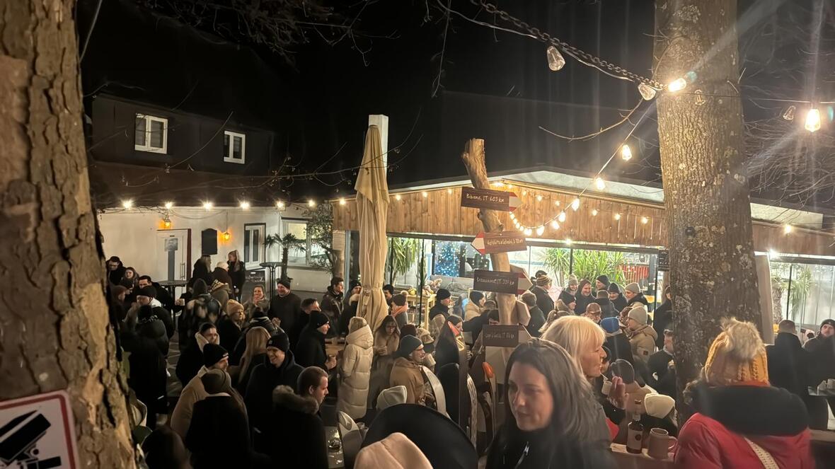 Der Blick über die Menschenmenge am Bootshaus Neuburg