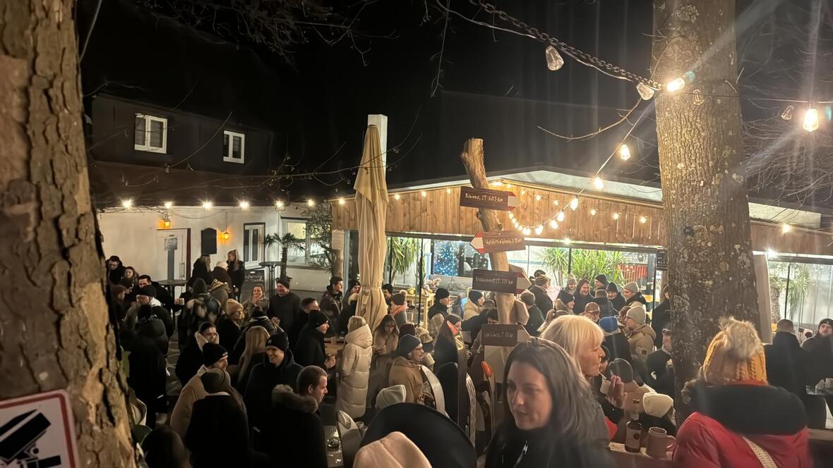 Der Blick über die Menschenmenge am Bootshaus Neuburg