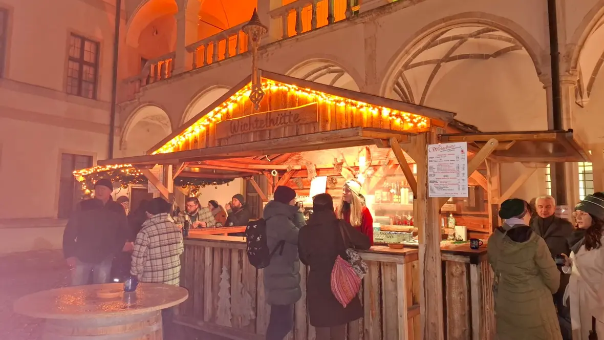 Auch oben in der Schlossweihnacht des Verkehrsvereins sind wir mit einem Stand der Wichtelhütte vertreten