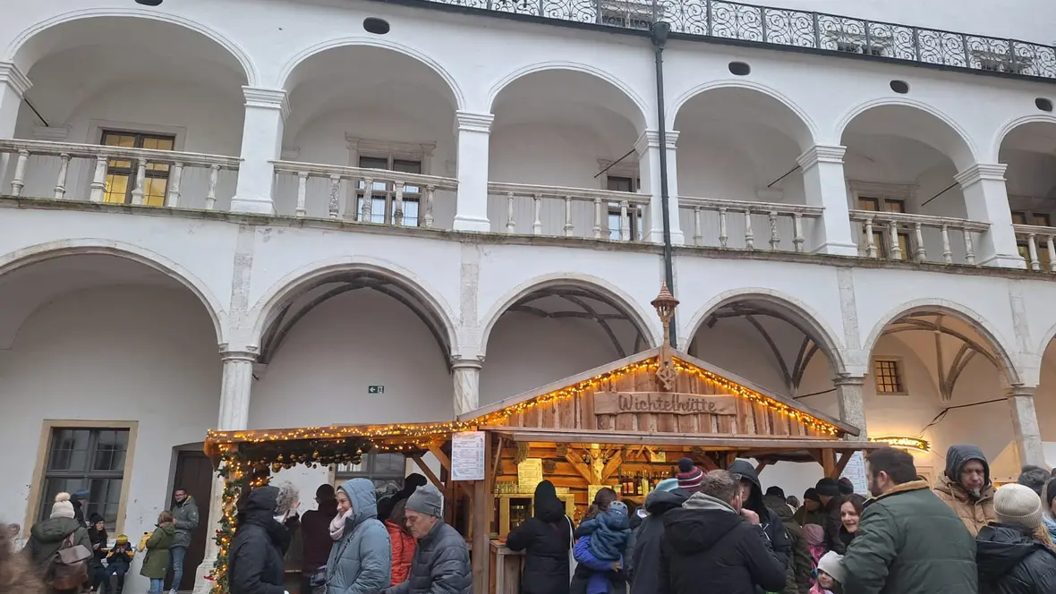 Wieder ein Blick auf die Schlossweihnacht und unserem Wichtelhütten Stand vor Ort